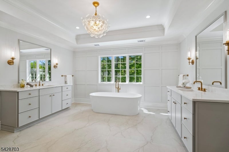 Millburn Twp., New Jersey, 07078, United States, 7 Bedrooms Bedrooms, ,8 BathroomsBathrooms,Residential,Pending,2052003