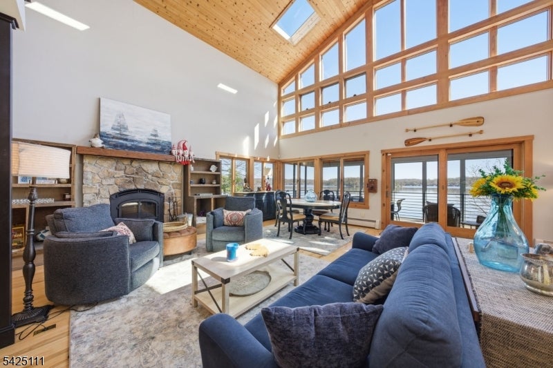 Hopatcong Boro, New Jersey, 07843, United States, 3 Bedrooms Bedrooms, ,4 BathroomsBathrooms,Residential,Active,2043433