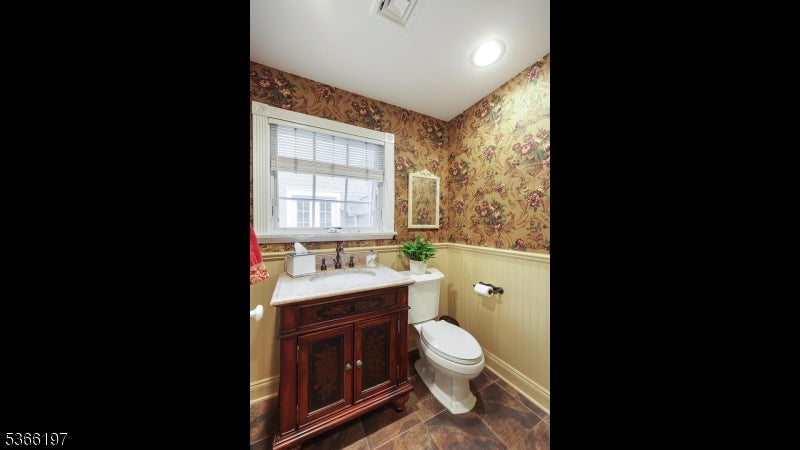 Watchung Boro, New Jersey, 07069, United States, 5 Bedrooms Bedrooms, ,4 BathroomsBathrooms,Residential,Active,1962192