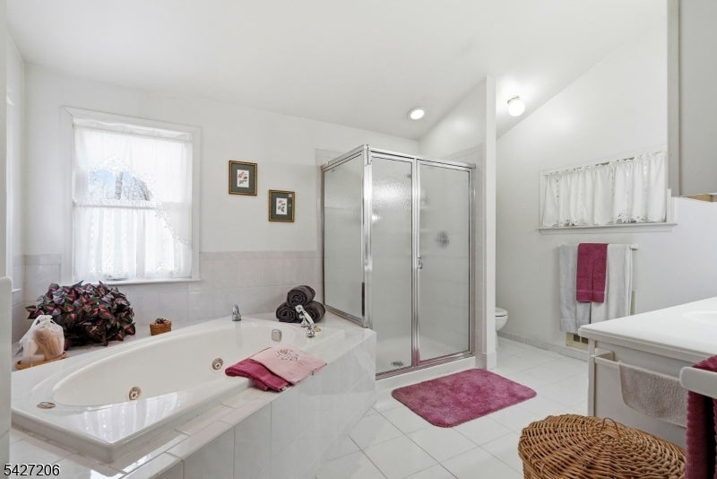 Franklin Twp., New Jersey, 08540, United States, 4 Bedrooms Bedrooms, ,4 BathroomsBathrooms,Residential,Active,2042172