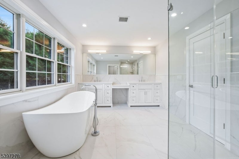 Livingston Twp., New Jersey, 07039, United States, 6 Bedrooms Bedrooms, ,6 BathroomsBathrooms,Residential,Active,1993679