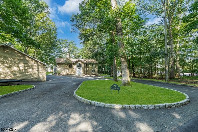 Jefferson Twp., New Jersey, 07849, United States, 5 Bedrooms Bedrooms, ,2 BathroomsBathrooms,Residential,Active,1905354