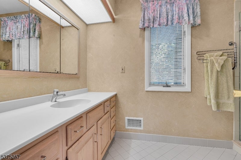 Jefferson Twp., New Jersey, 07849, United States, 5 Bedrooms Bedrooms, ,2 BathroomsBathrooms,Residential,Active,1905354