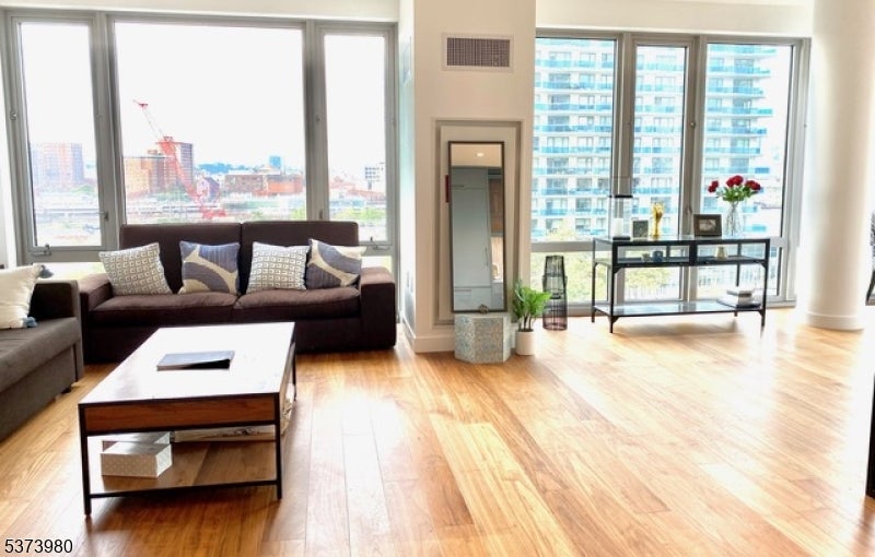 Jersey City, New Jersey, 07310, United States, 2 Bedrooms Bedrooms, ,3 BathroomsBathrooms,Residential,Active,1945487