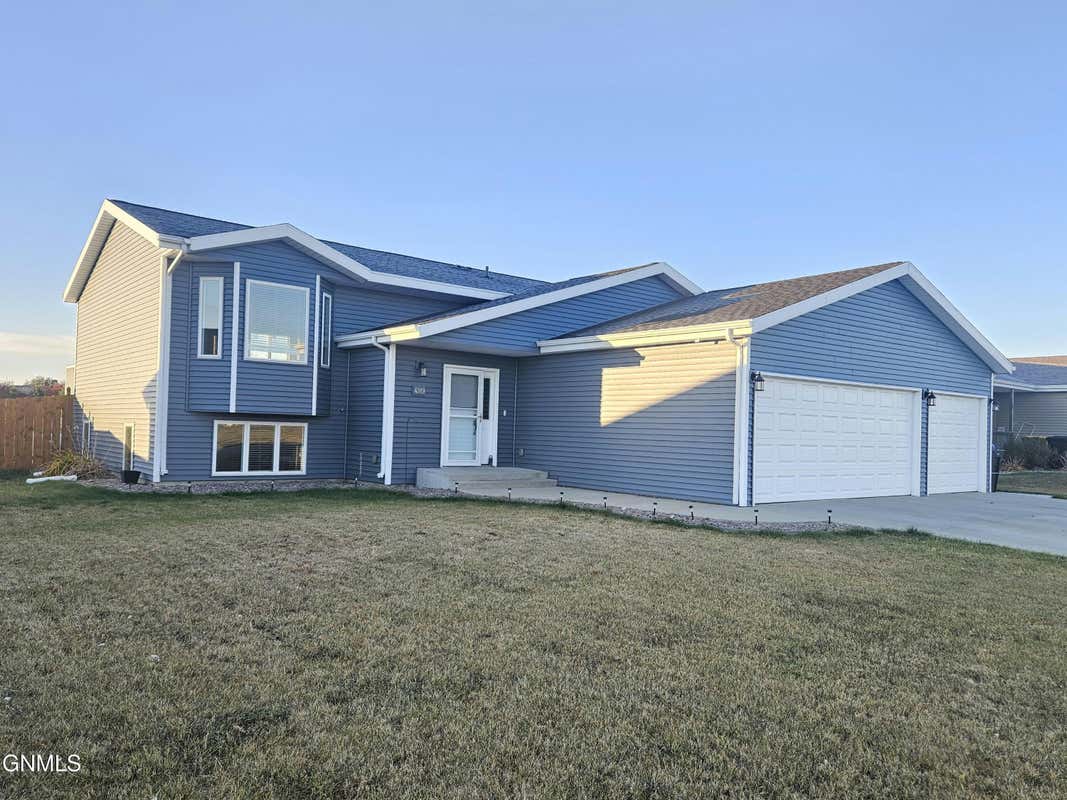 4919 HITCHCOCK DR, BISMARCK, ND 58503, photo 1 of 29