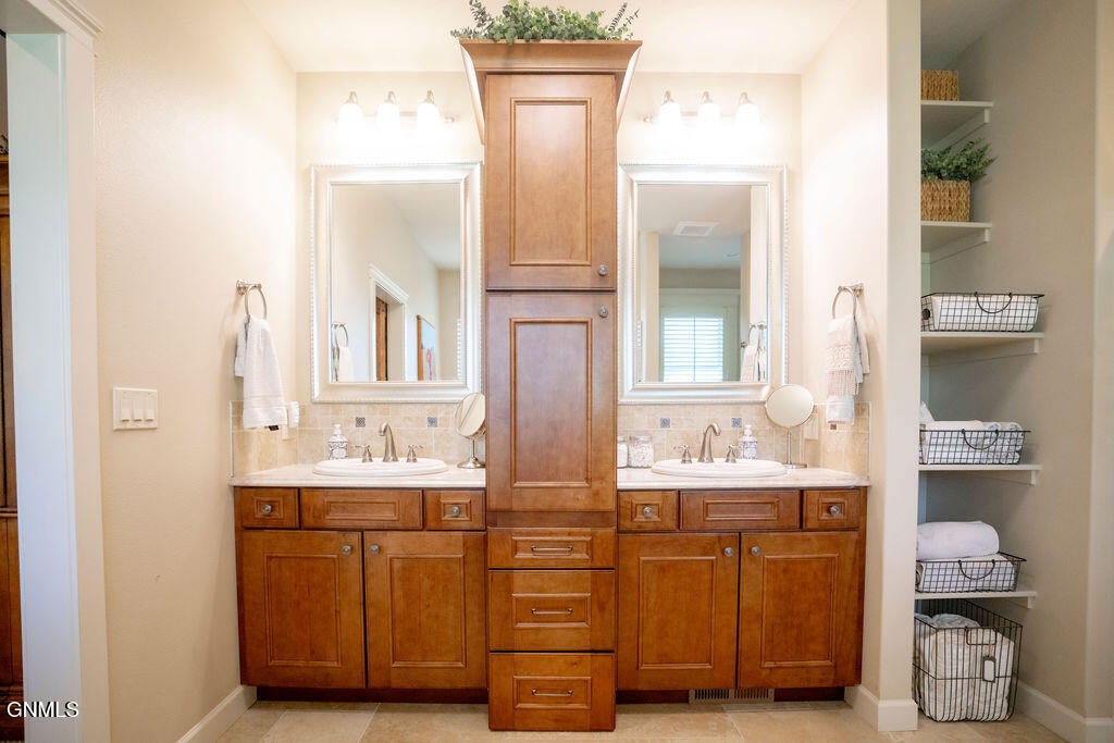 Jamestown, North Dakota, 58401, United States, ,4 BathroomsBathrooms,Residential,Active,1868132