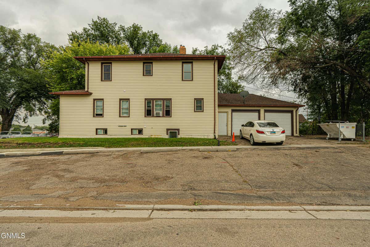 520 N 9TH ST, BISMARCK, ND 58501, photo 1 of 54