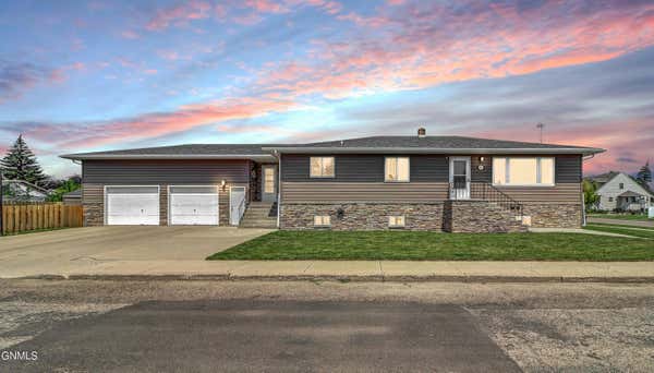 901 4TH AVE W, WILLISTON, ND 58801 - Image 1