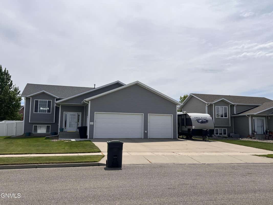 2808 PLAINVIEW DR SE, MANDAN, ND 58554, photo 1 of 53