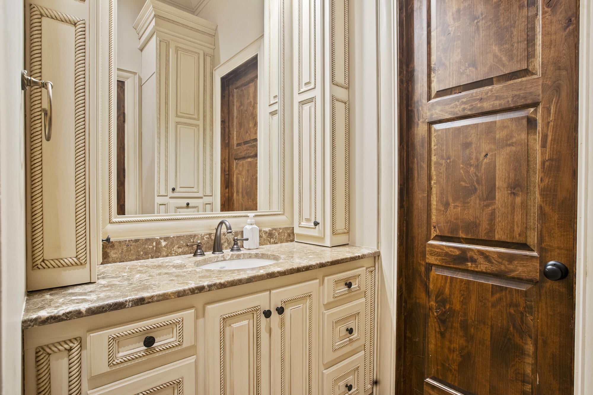 Hattiesburg, Mississippi, 39402, United States, ,5 BathroomsBathrooms,Residential,Active,1820499