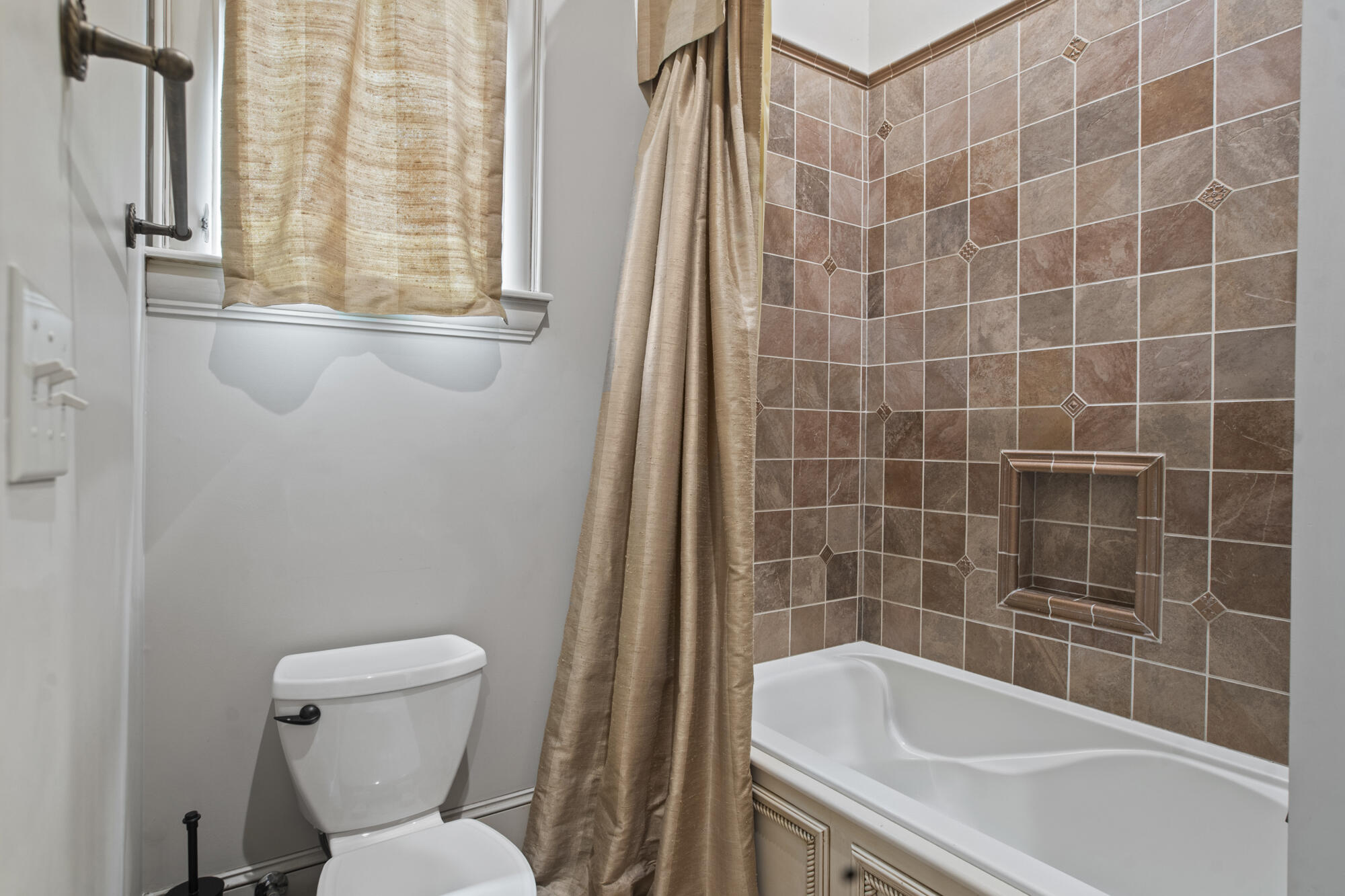 Hattiesburg, Mississippi, 39402, United States, ,5 BathroomsBathrooms,Residential,Active,1820499