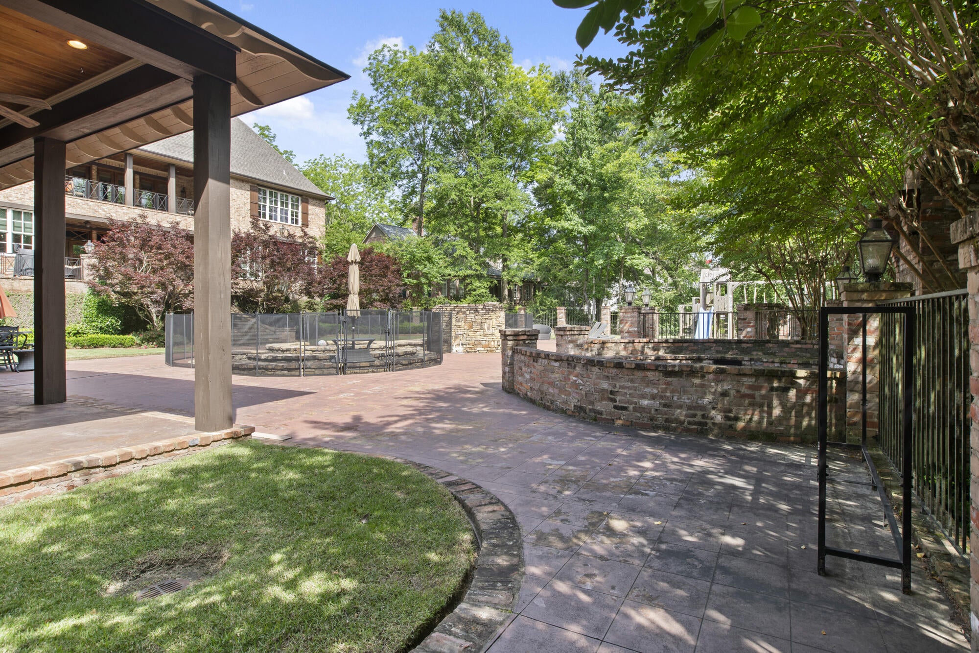 Hattiesburg, Mississippi, 39402, United States, ,5 BathroomsBathrooms,Residential,Active,1820499