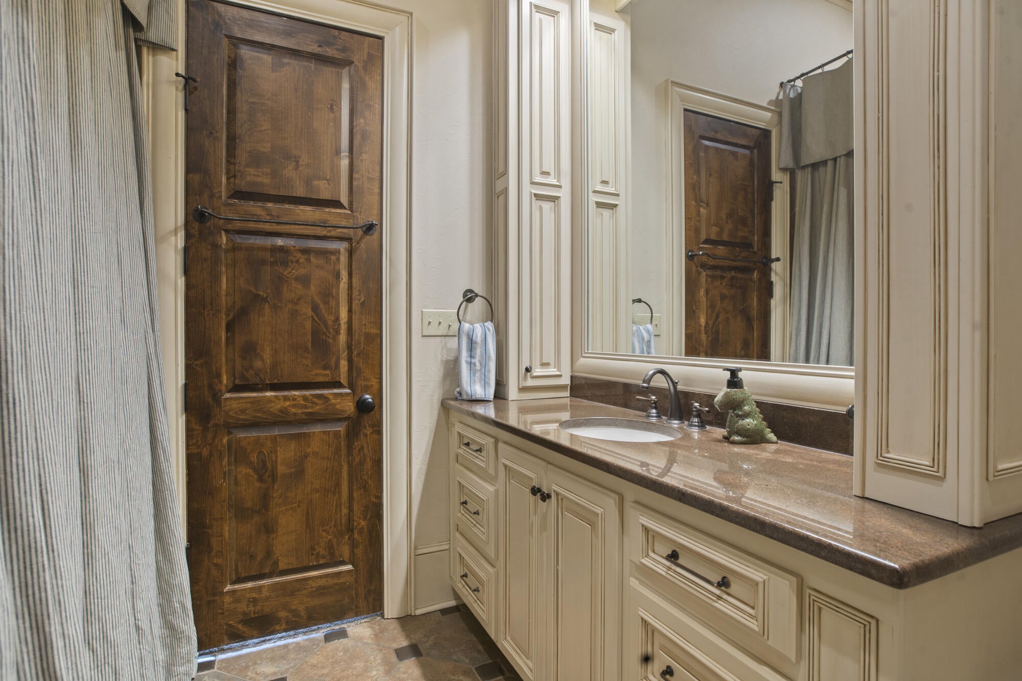 Hattiesburg, Mississippi, 39402, United States, ,5 BathroomsBathrooms,Residential,Active,1820499