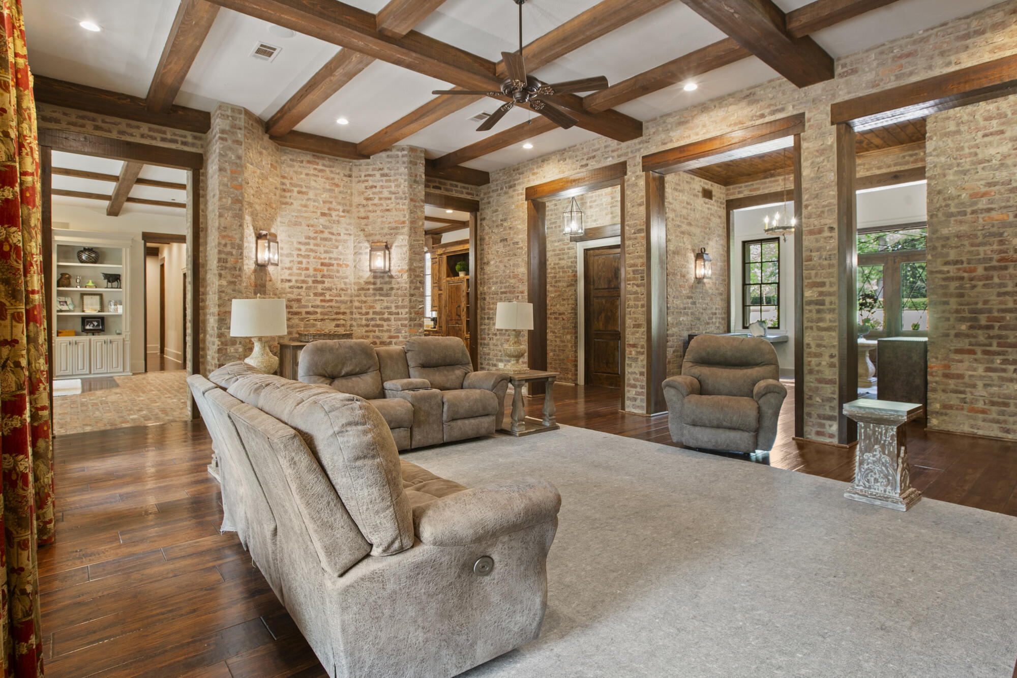 Hattiesburg, Mississippi, 39402, United States, ,5 BathroomsBathrooms,Residential,Active,1820499