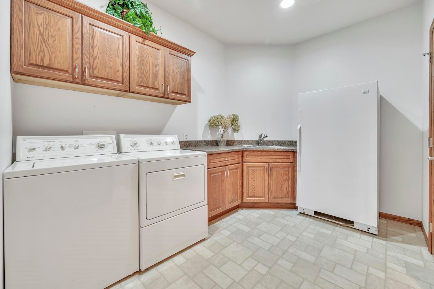 Spirit Lake, Iowa, 51360, United States, 6 Bedrooms Bedrooms, ,4 BathroomsBathrooms,Residential,Active,2012191