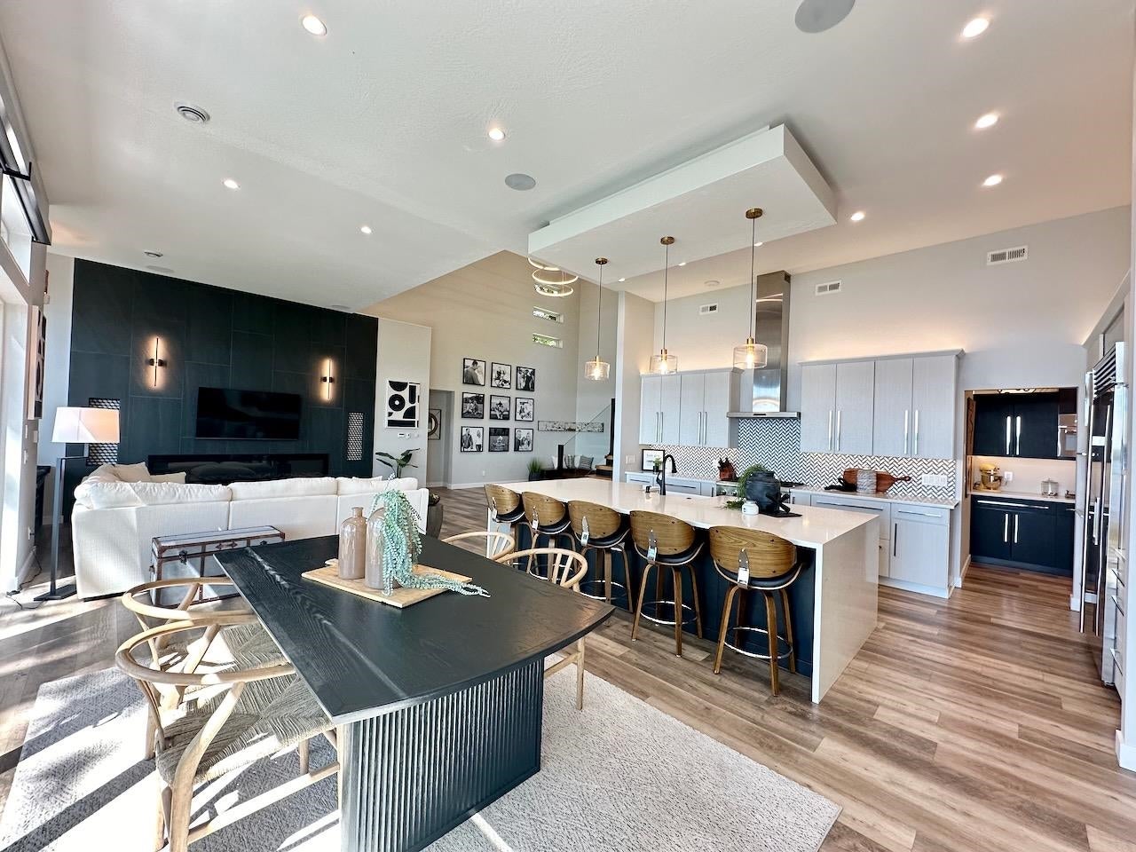 Okoboji, Iowa, 51355, United States, 8 Bedrooms Bedrooms, ,7 BathroomsBathrooms,Residential,Active,1953699