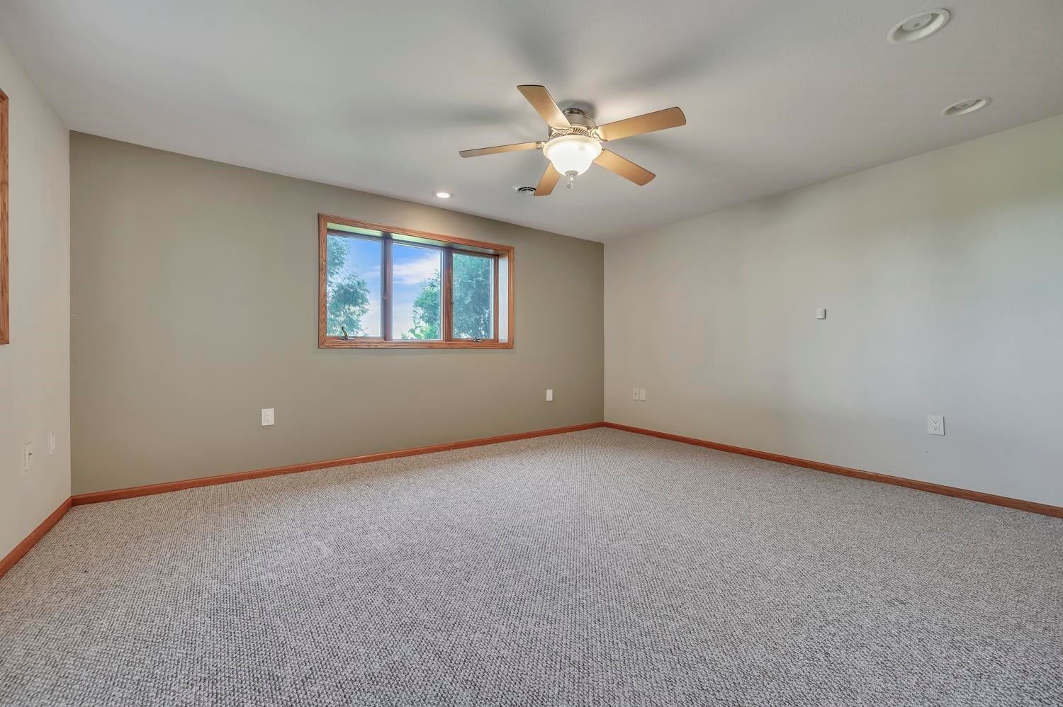 Spirit Lake, Iowa, 51360, United States, 6 Bedrooms Bedrooms, ,4 BathroomsBathrooms,Residential,Active,2012191