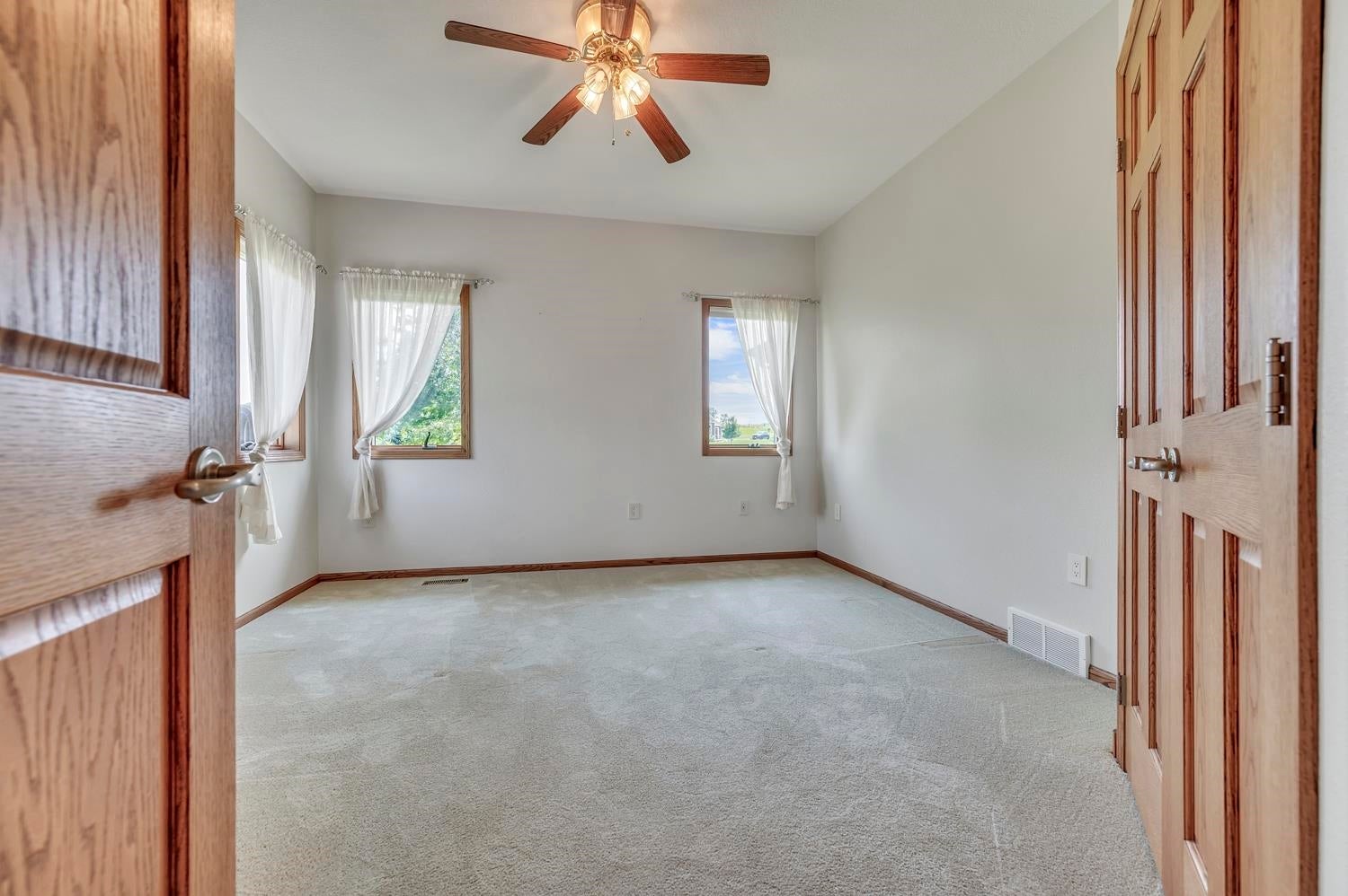 Spirit Lake, Iowa, 51360, United States, 6 Bedrooms Bedrooms, ,4 BathroomsBathrooms,Residential,Active,2012191