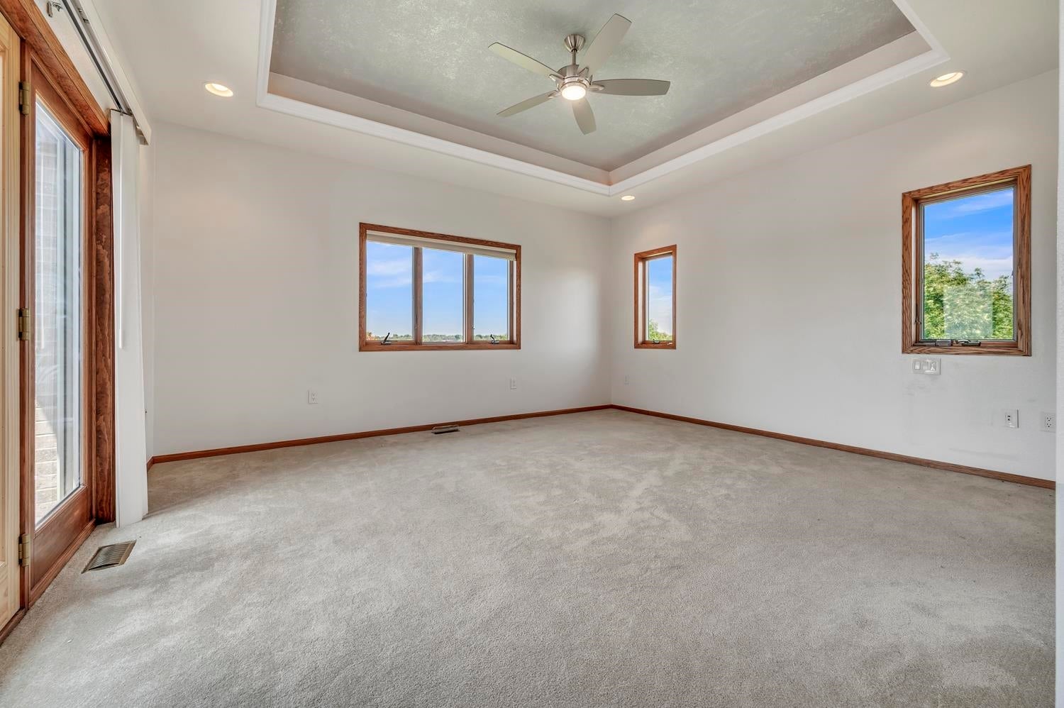 Spirit Lake, Iowa, 51360, United States, 6 Bedrooms Bedrooms, ,4 BathroomsBathrooms,Residential,Active,2012191