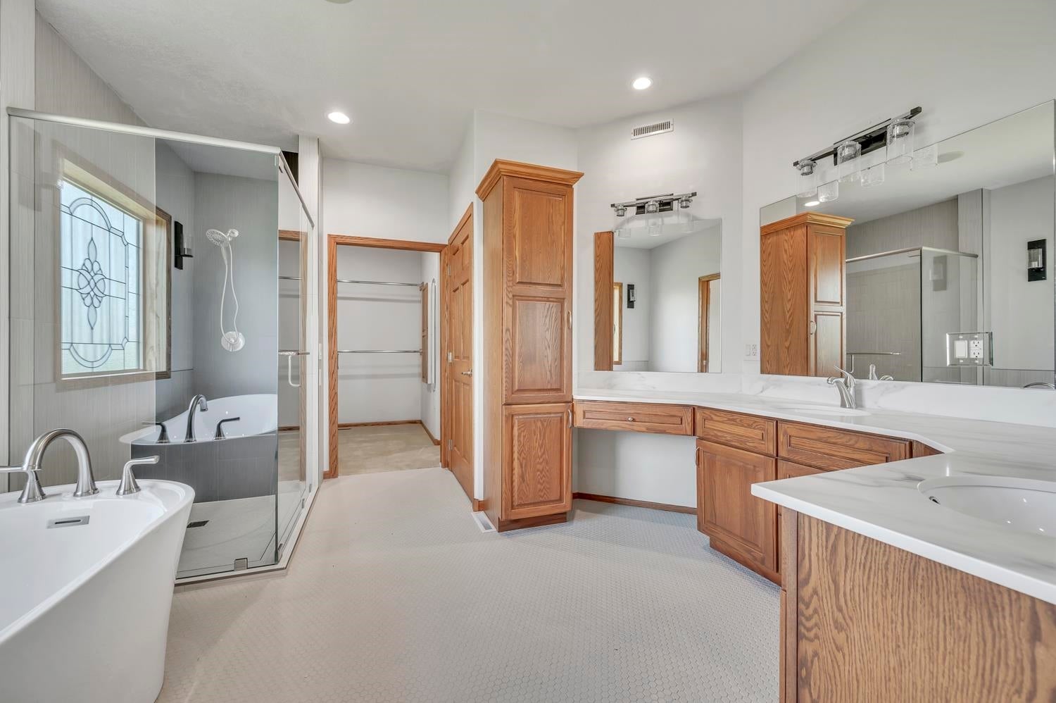 Spirit Lake, Iowa, 51360, United States, 6 Bedrooms Bedrooms, ,4 BathroomsBathrooms,Residential,Active,2012191