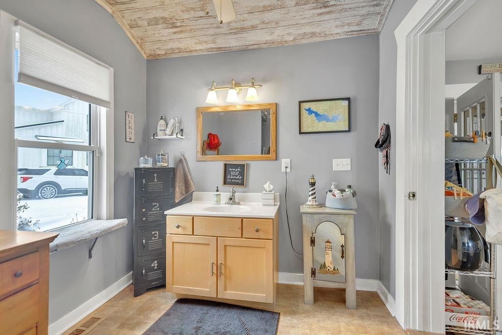 Unionville, Indiana, 47468, United States, 2 Bedrooms Bedrooms, ,2 BathroomsBathrooms,Residential,Active,2001339