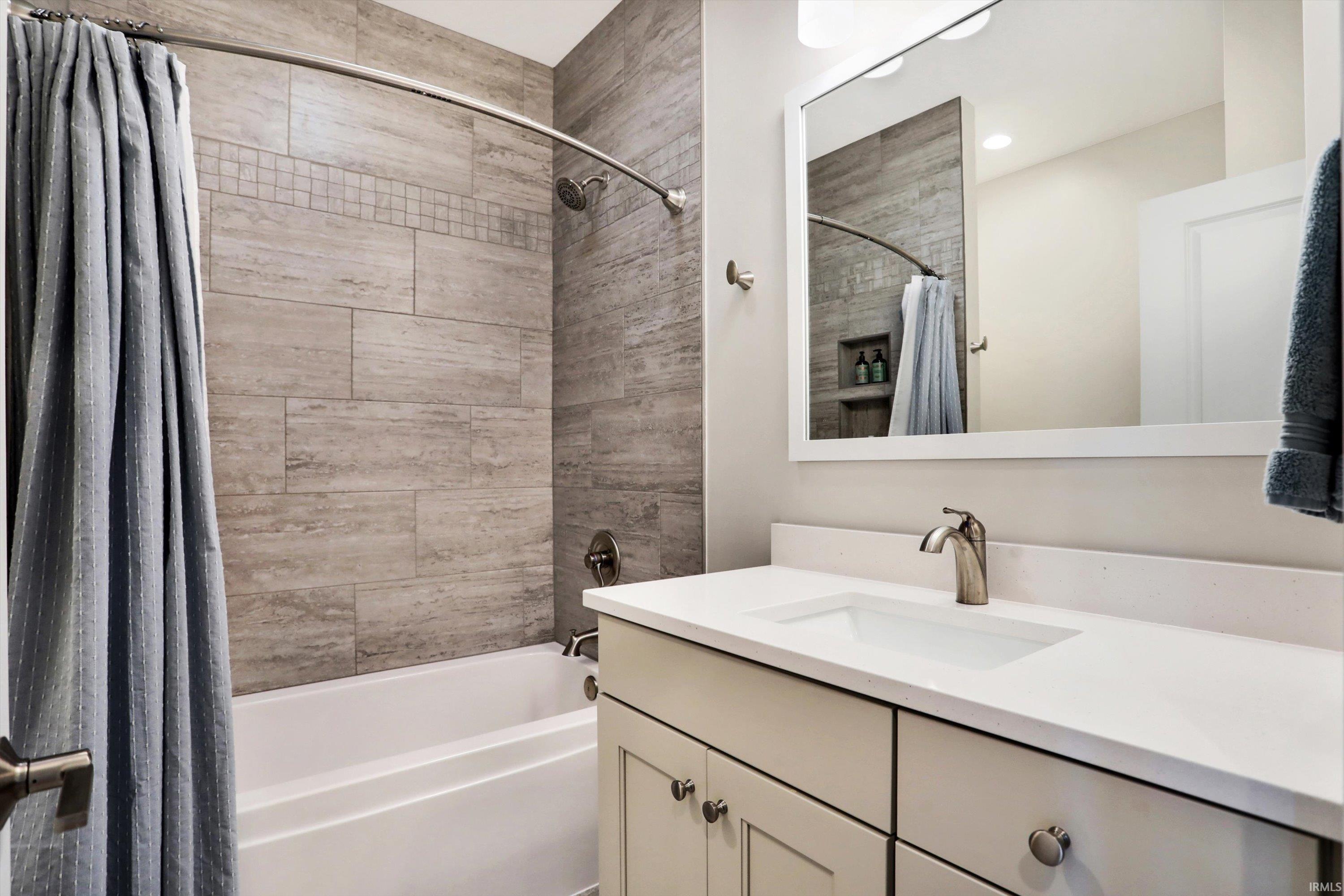 Bloomington, Indiana, 47404, United States, 3 Bedrooms Bedrooms, ,3 BathroomsBathrooms,Residential,Active,2010182