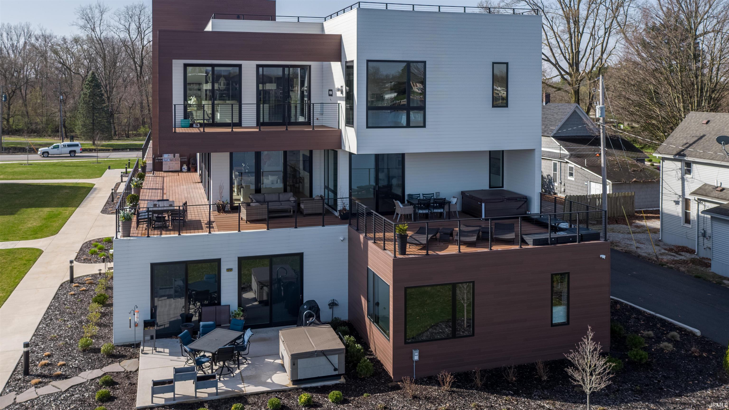 Elkhart, Indiana, 46516, United States, 3 Bedrooms Bedrooms, ,3 BathroomsBathrooms,Residential,Pending,1999333