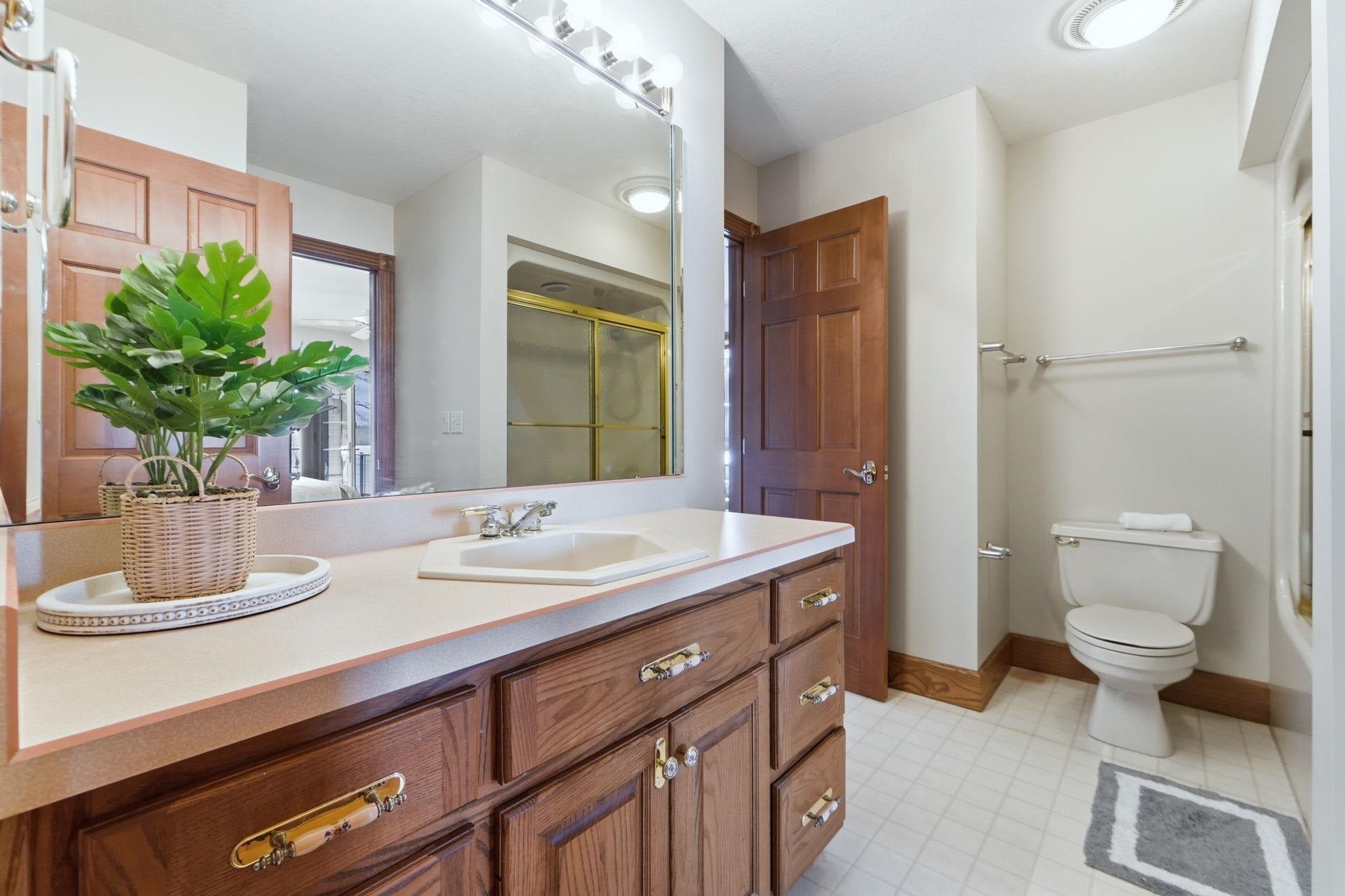 Angola, Indiana, 46703, United States, 5 Bedrooms Bedrooms, ,5 BathroomsBathrooms,Residential,Active,2018463