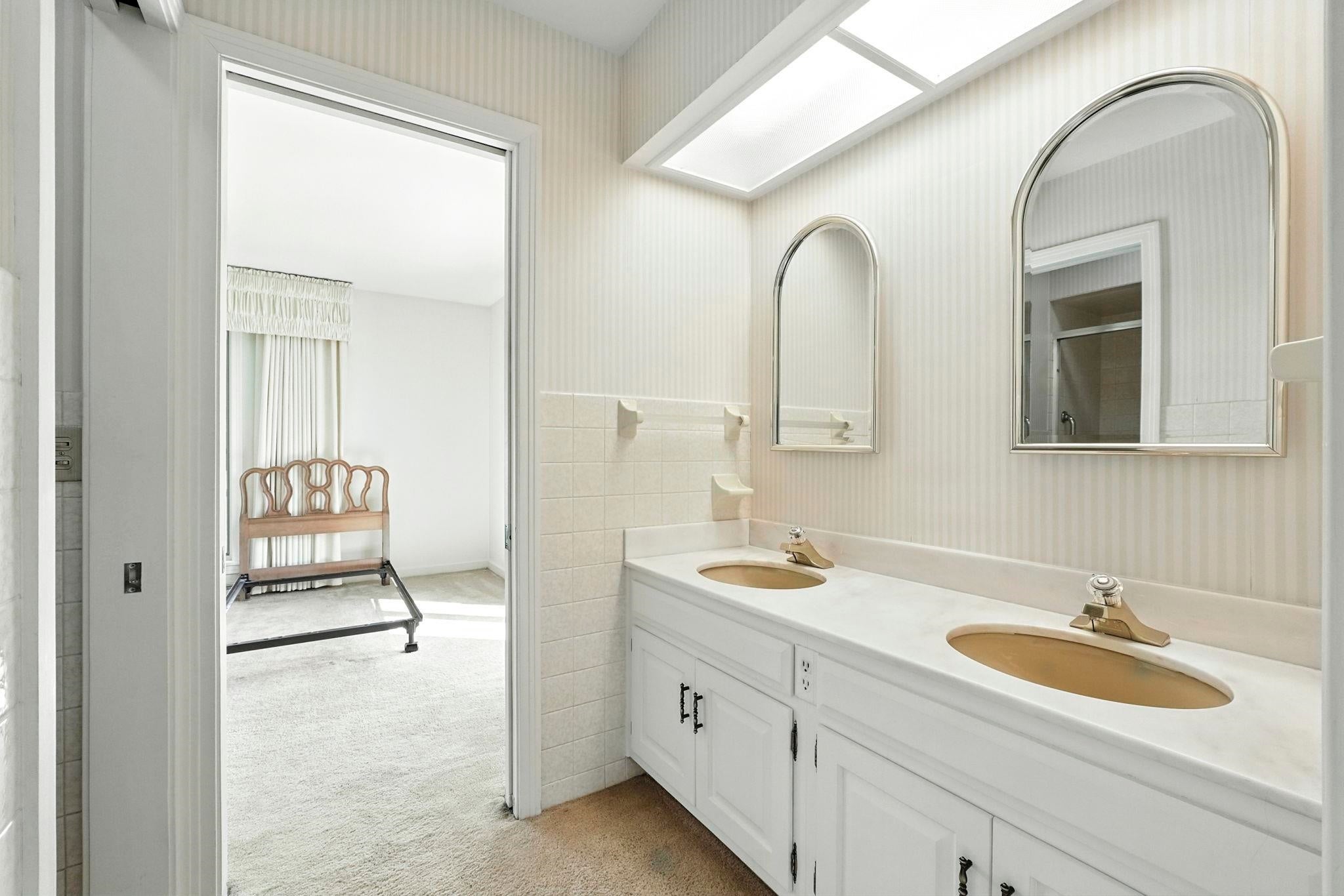 Angola, Indiana, 46703, United States, 4 Bedrooms Bedrooms, ,5 BathroomsBathrooms,Residential,Active,1934788