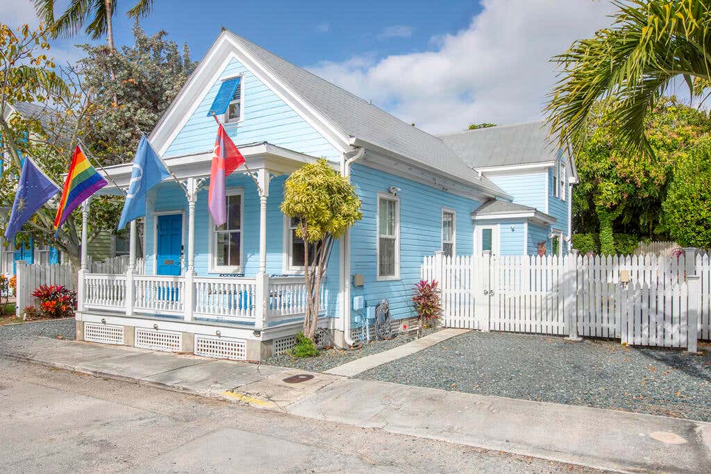 525 LOUISA St  