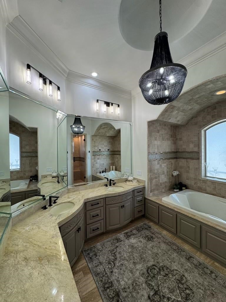 Laredo, Texas, 78041, United States, 6 Bedrooms Bedrooms, ,5 BathroomsBathrooms,Residential,Active,1903199