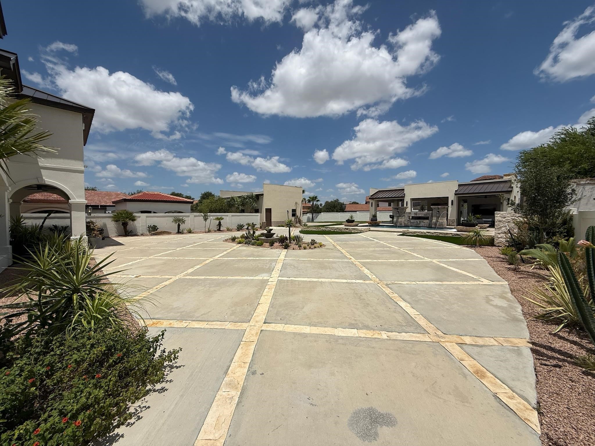 Laredo, Texas, 78041, United States, 6 Bedrooms Bedrooms, ,5 BathroomsBathrooms,Residential,Active,1903199