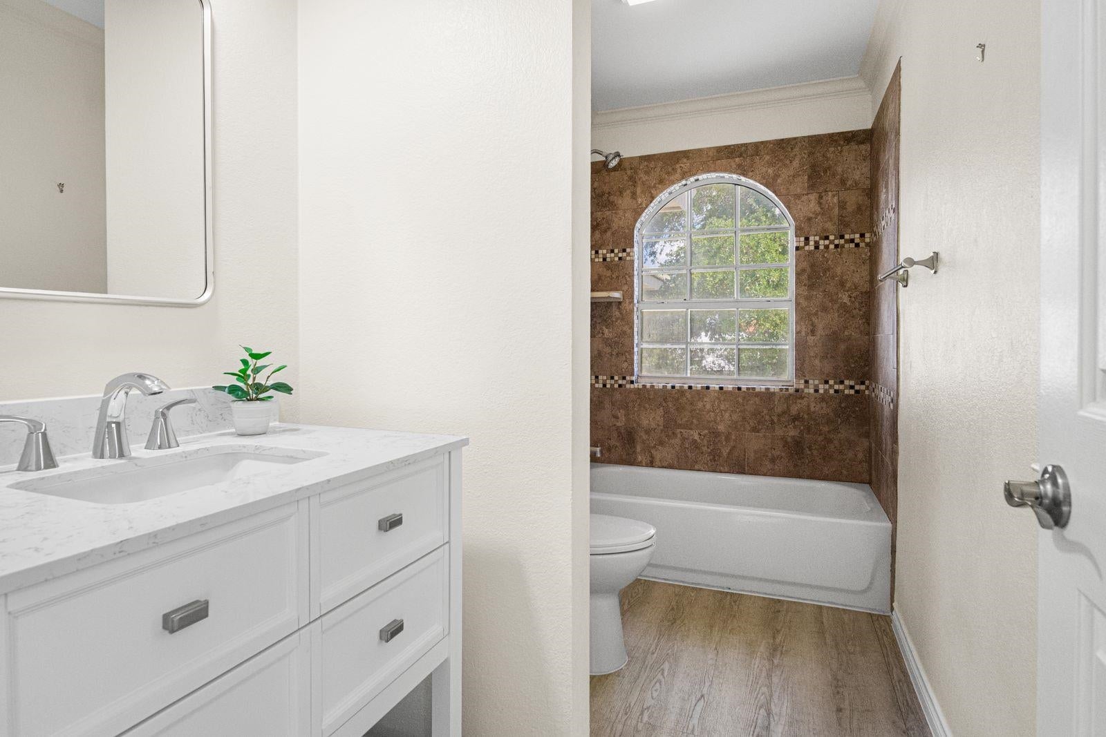 Laredo, Texas, 78045, United States, 5 Bedrooms Bedrooms, ,6 BathroomsBathrooms,Residential,Active,1963408