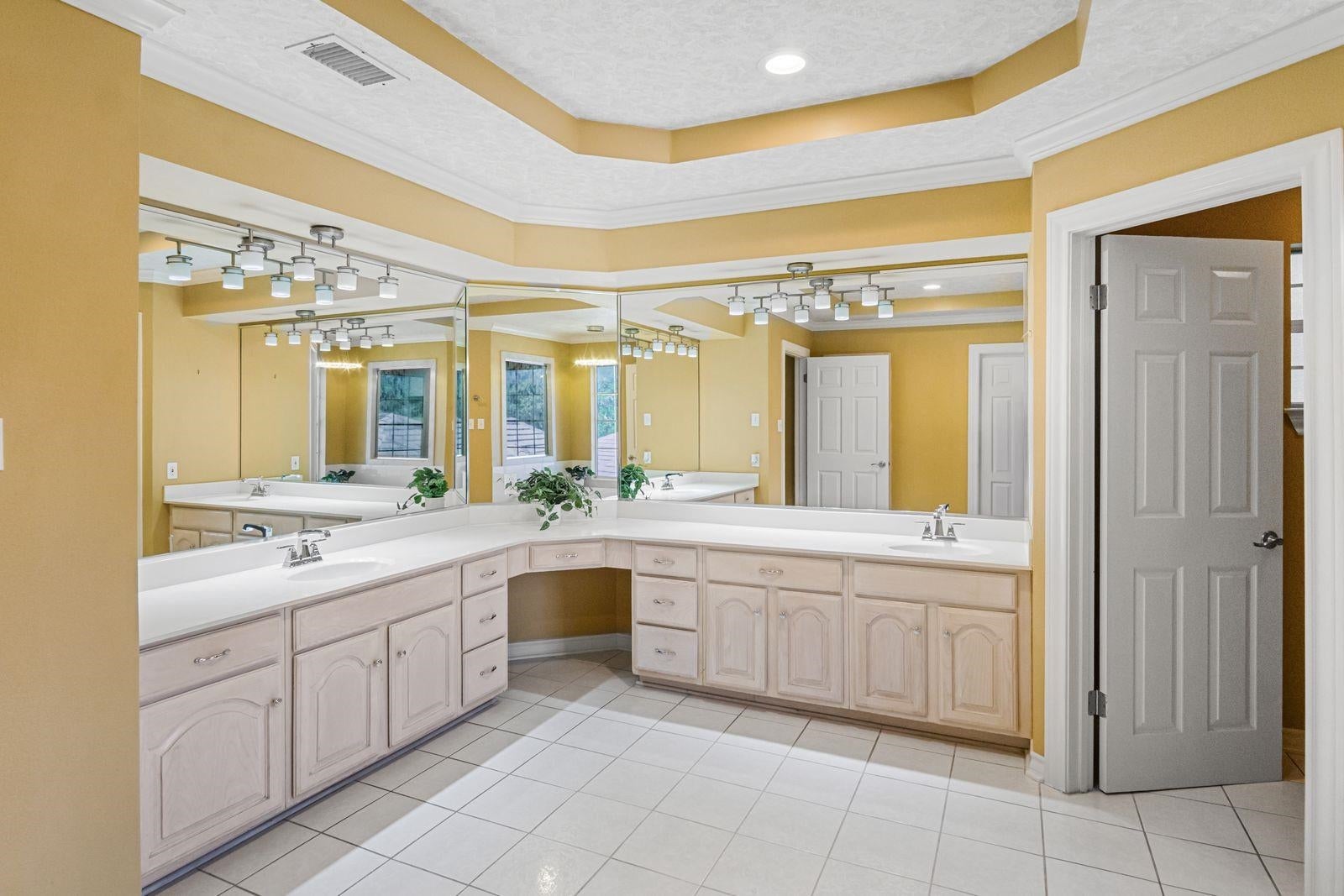 Laredo, Texas, 78045, United States, 5 Bedrooms Bedrooms, ,6 BathroomsBathrooms,Residential,Active,1963408