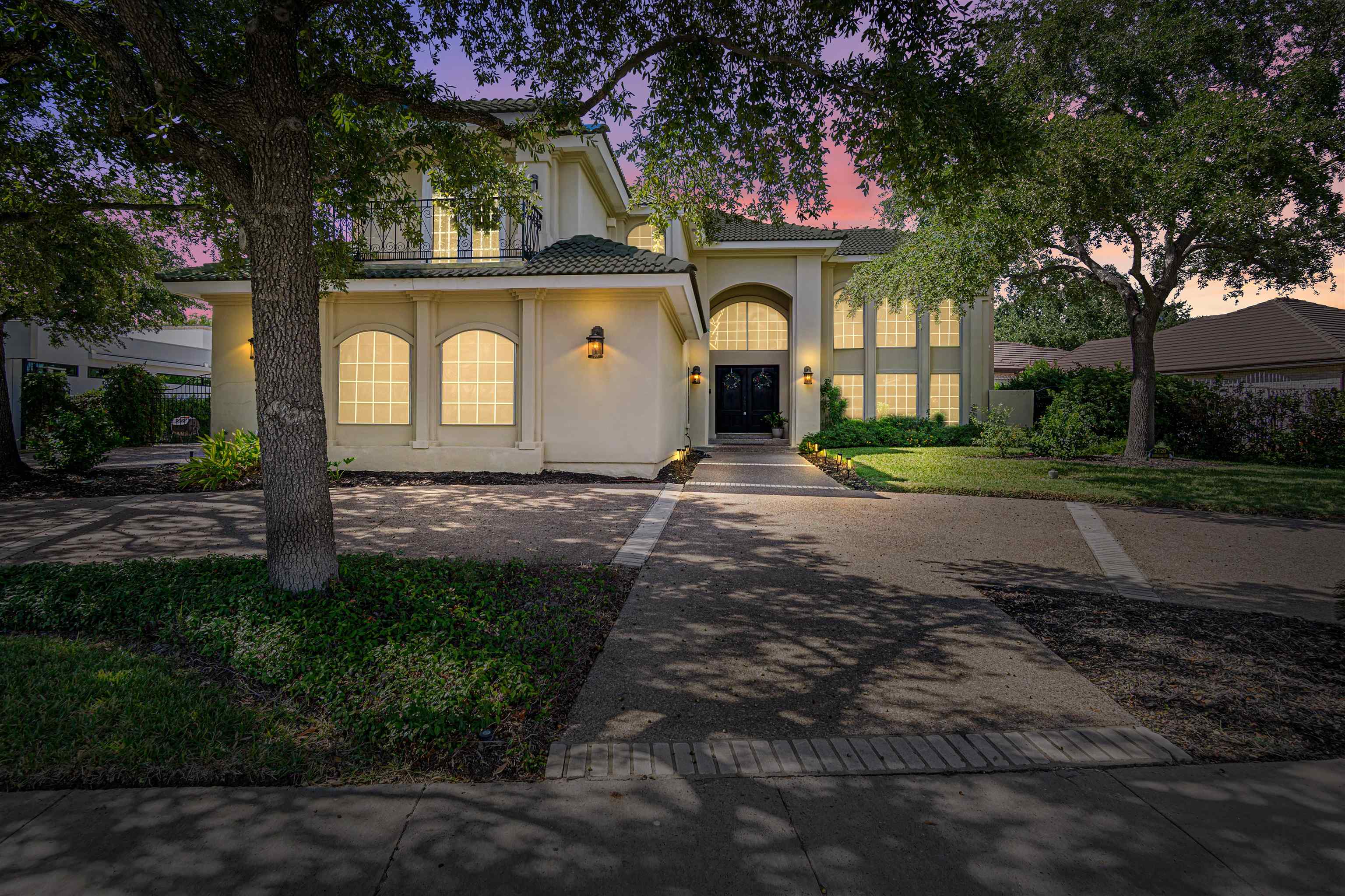 Laredo, Texas, 78045, United States, 5 Bedrooms Bedrooms, ,6 BathroomsBathrooms,Residential,Active,1963408