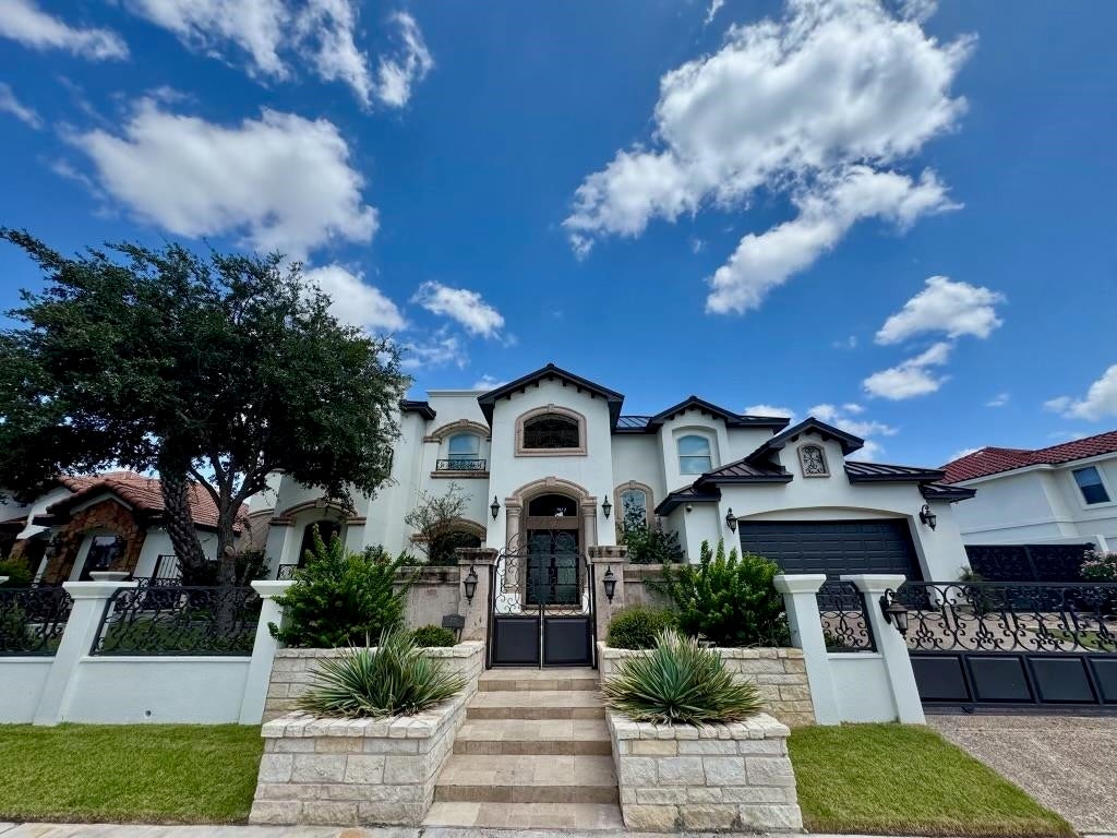 Laredo, Texas, 78041, United States, 6 Bedrooms Bedrooms, ,5 BathroomsBathrooms,Residential,Active,1903199