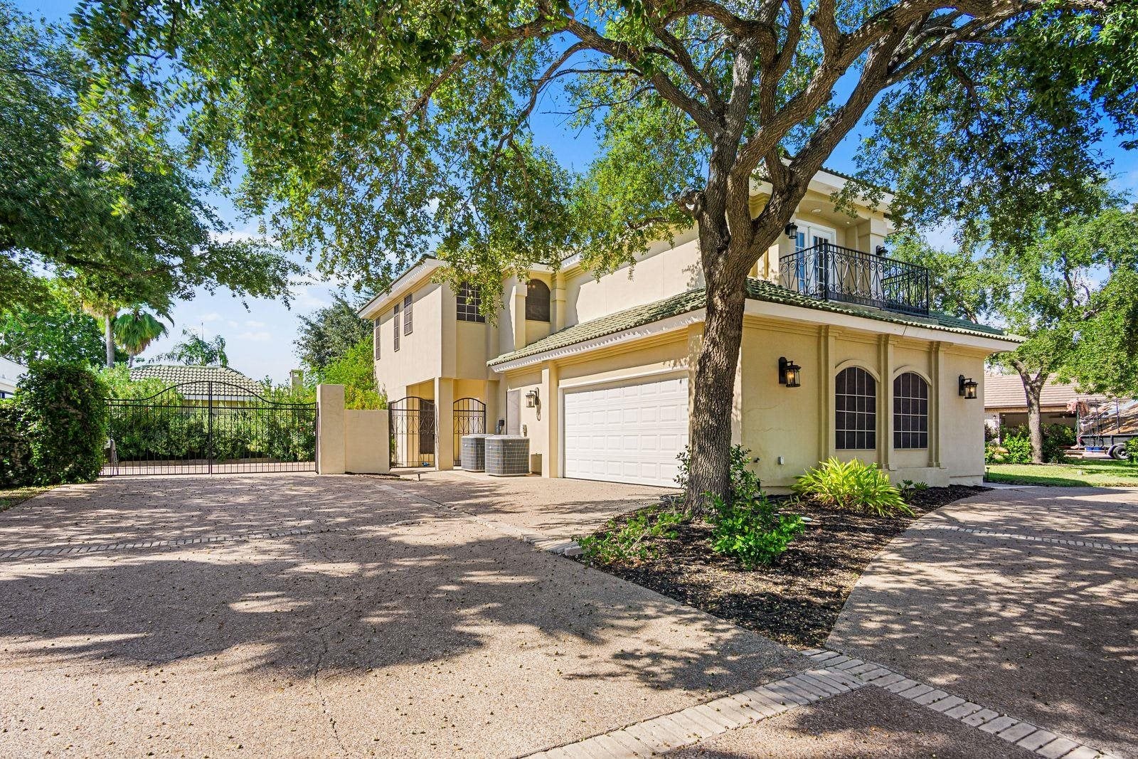 Laredo, Texas, 78045, United States, 5 Bedrooms Bedrooms, ,6 BathroomsBathrooms,Residential,Active,1963408