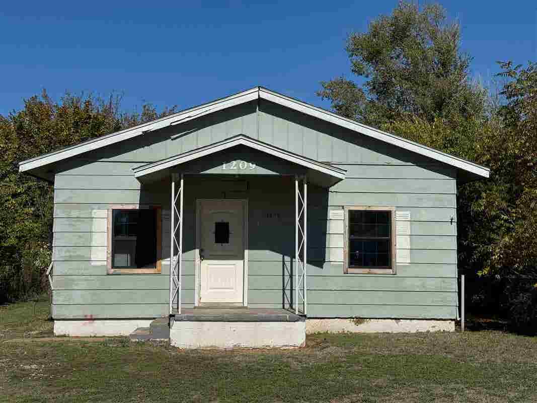 1209 NW Williams Ave  