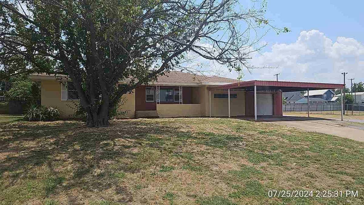 402 E MISSOURI ST, WALTERS, OK 73572, photo 1 of 17