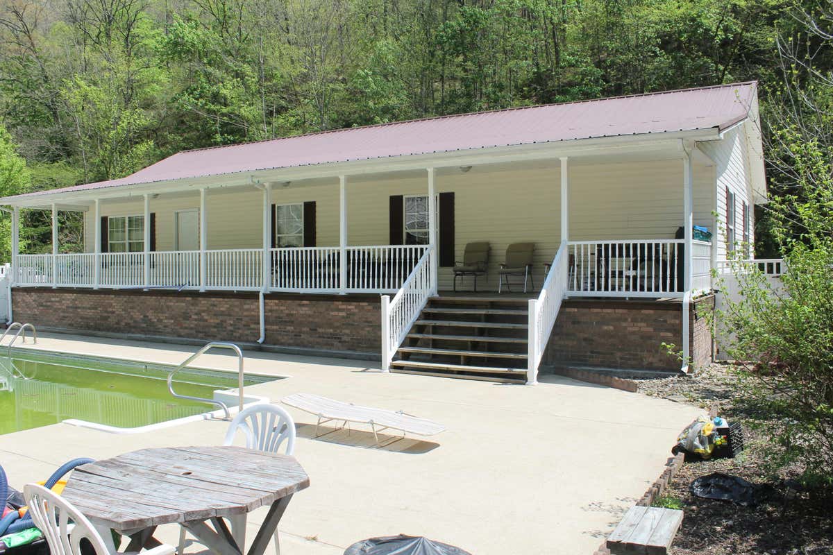 100 RENE LN, PRESTONSBURG, KY 41653, photo 1 of 28