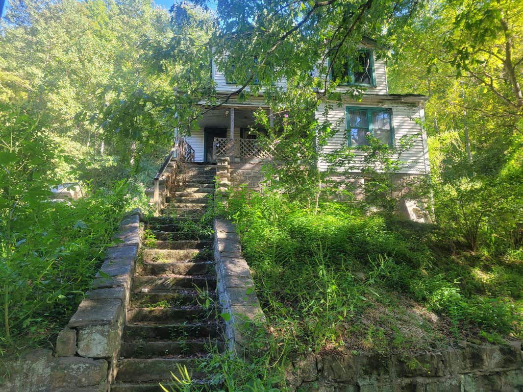 573 HURRICANE CREEK RD, HYDEN, KY 41749, photo 1 of 9