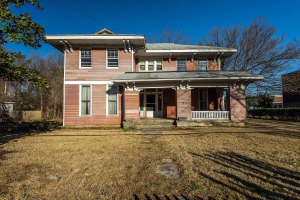 195 N WALTHALL ST, HOLLY SPRINGS, MS 38635, photo 1 of 21