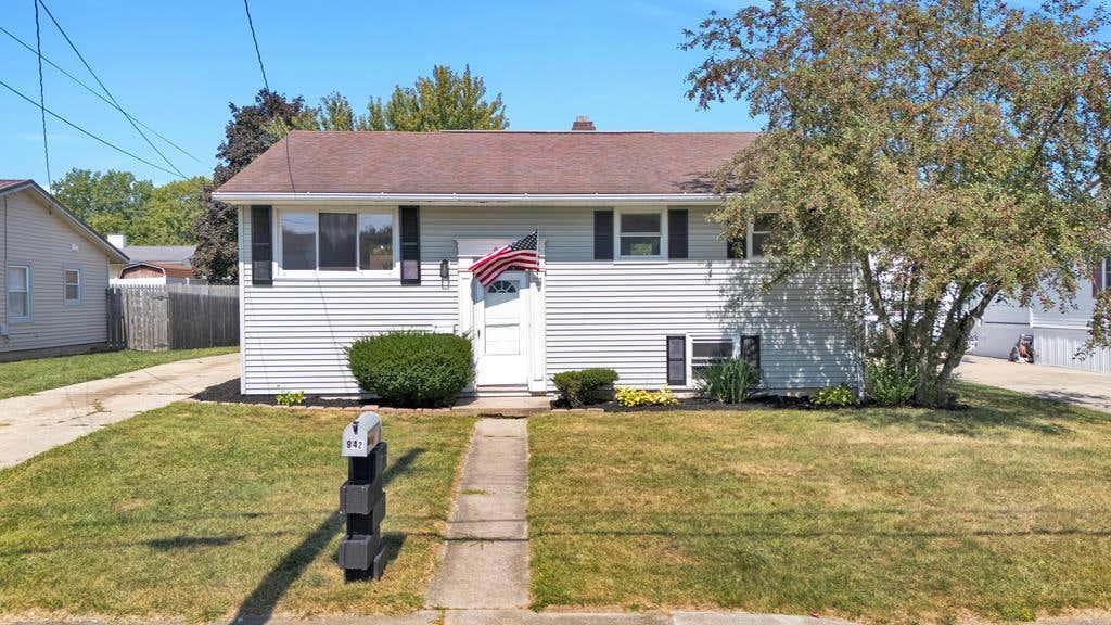 942 N PARKVIEW CIR, ASHLAND, OH 44805, photo 1 of 29