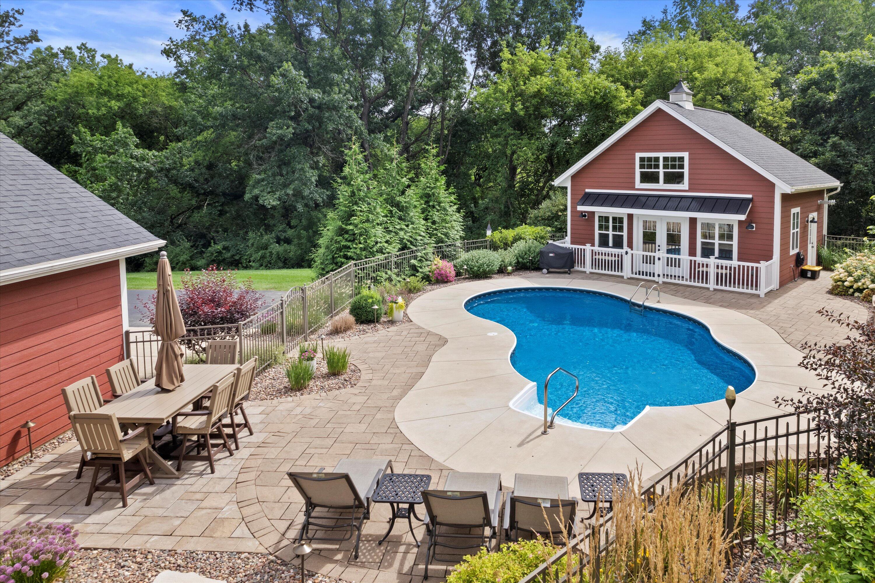 Delafield, Wisconsin, 53018, United States, 3 Bedrooms Bedrooms, ,3 BathroomsBathrooms,Residential,Pending,1936457