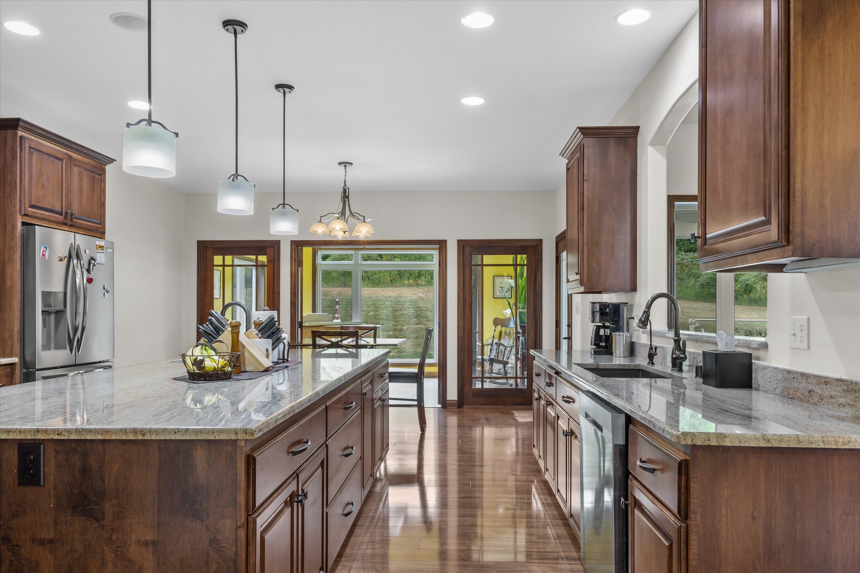 Exquisite 2,800 sq. ft. custom ranch in desirable Rogers Glen! This st – image 10