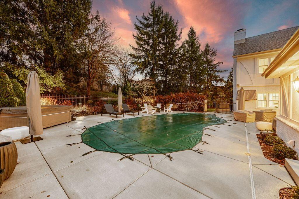 Brookfield, Wisconsin, 53045, United States, 4 Bedrooms Bedrooms, ,4 BathroomsBathrooms,Residential,Active,1996580