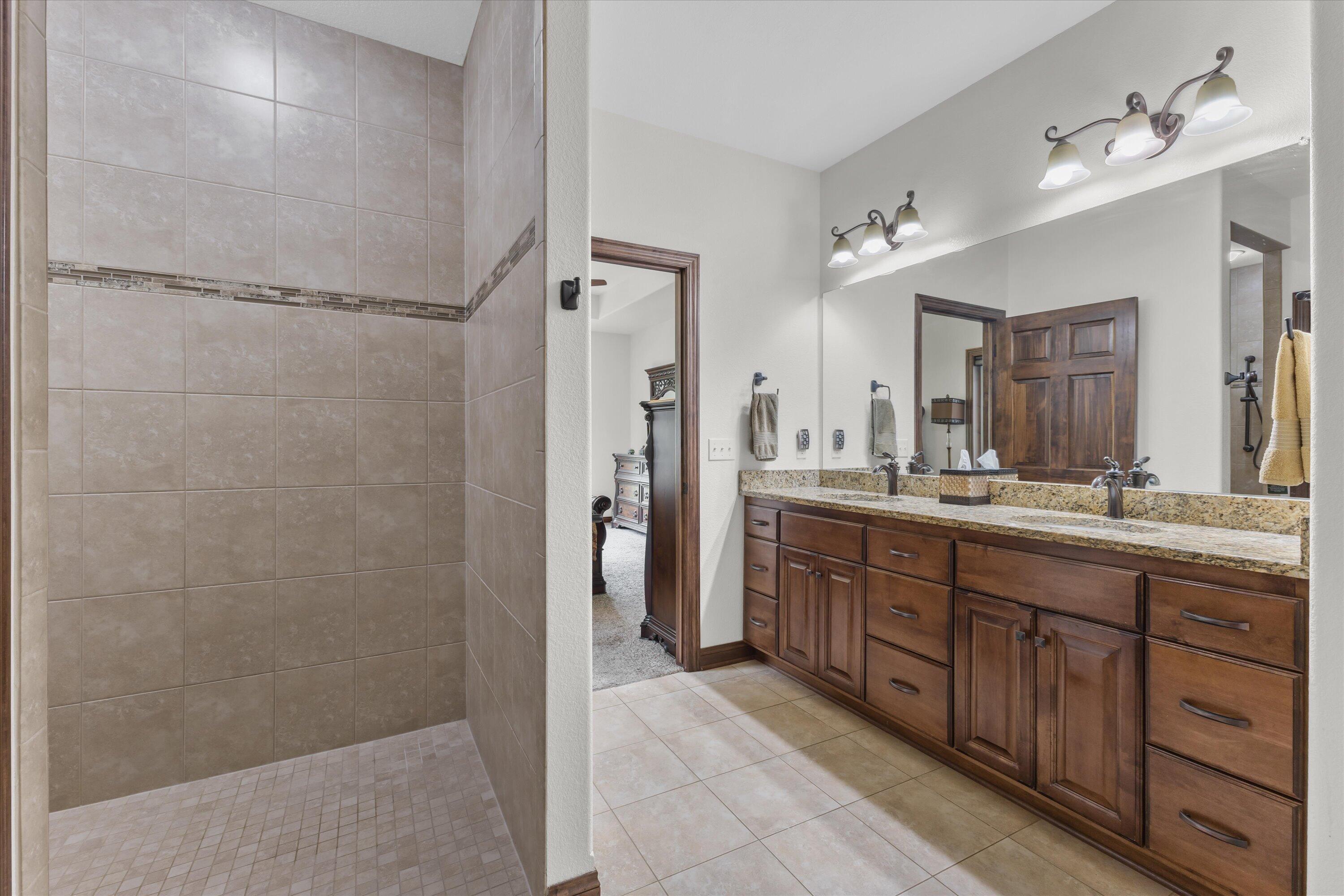 Exquisite 2,800 sq. ft. custom ranch in desirable Rogers Glen! This st – image 28