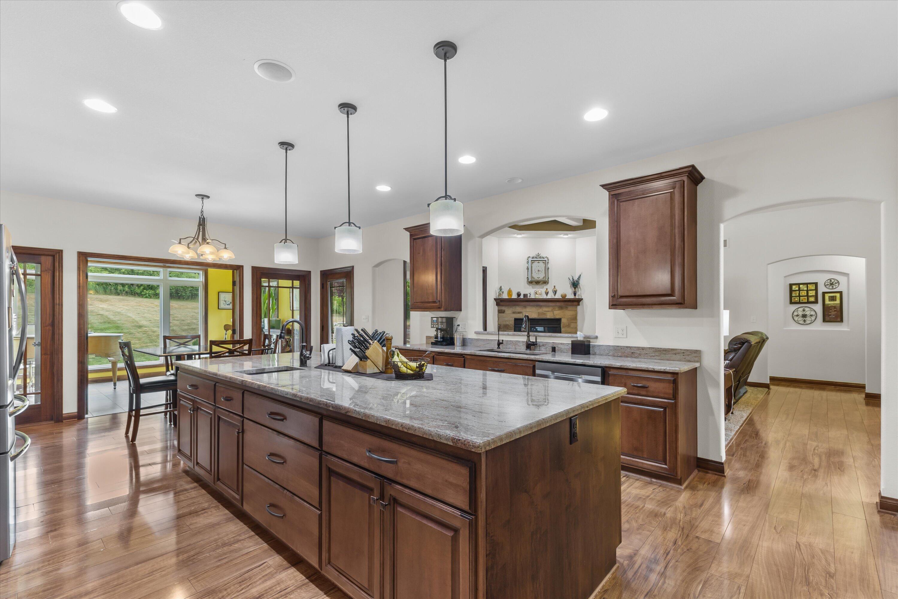 Exquisite 2,800 sq. ft. custom ranch in desirable Rogers Glen! This st – image 6