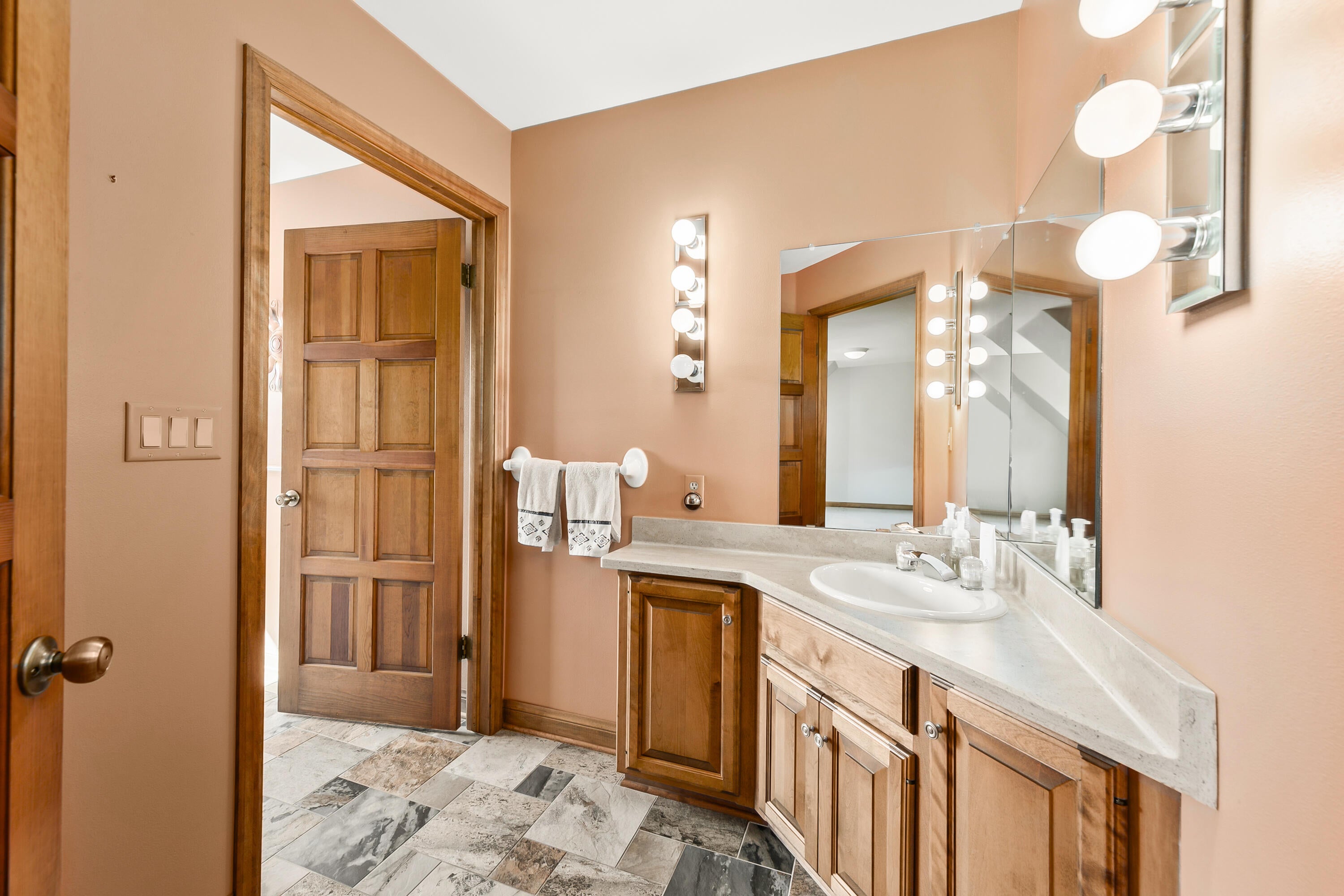 Dousman, Wisconsin, 53118, United States, 5 Bedrooms Bedrooms, ,6 BathroomsBathrooms,Residential,Active,2015850