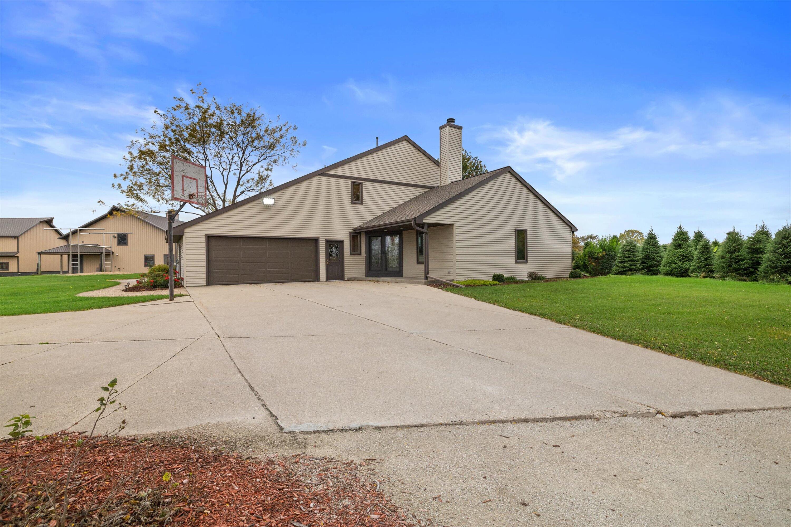 East Troy, Wisconsin, 53120, United States, 4 Bedrooms Bedrooms, ,3 BathroomsBathrooms,Residential,Active,1969679